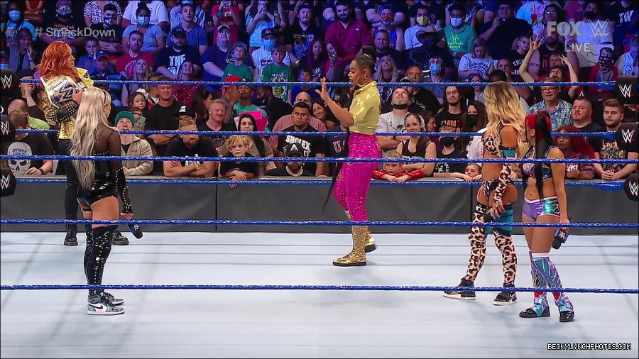 WWE_SmackDown_2021_08_27_720p_WEB_h264-HEEL_mp4_000690056.jpg