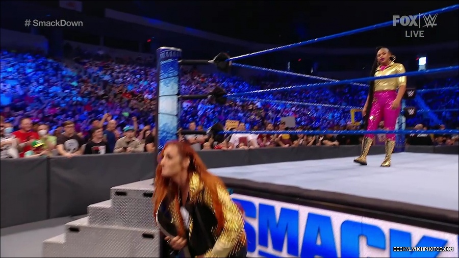 WWE_SmackDown_2021_08_27_720p_WEB_h264-HEEL_mp4_000712978.jpg