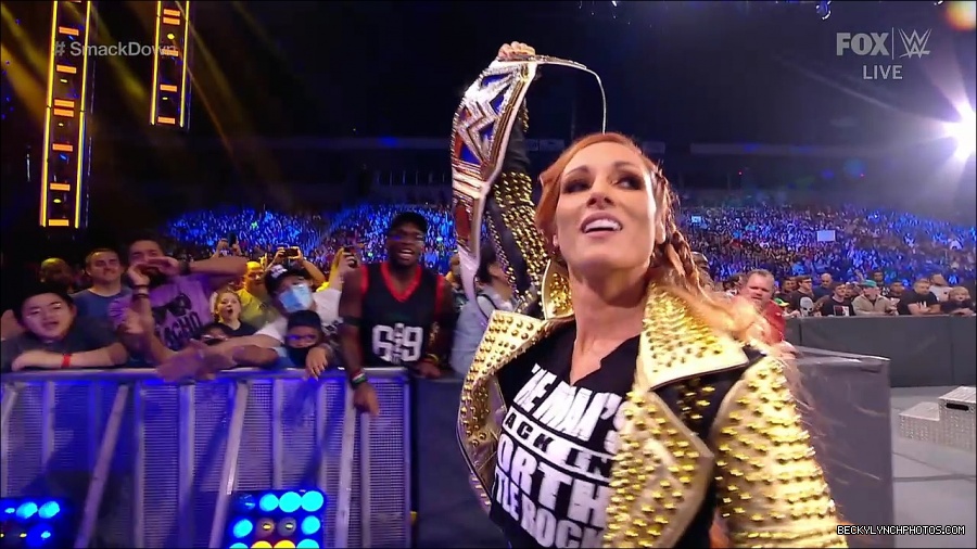 WWE_SmackDown_2021_08_27_720p_WEB_h264-HEEL_mp4_000716332.jpg