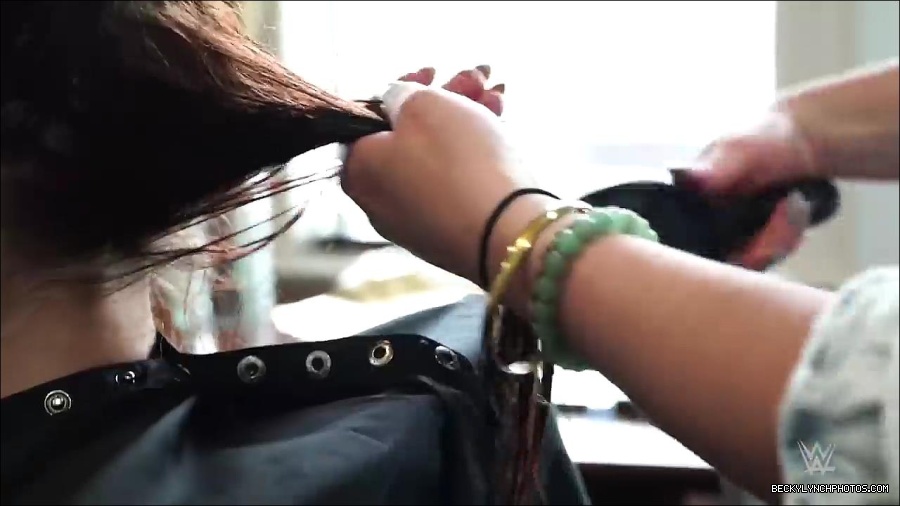 Y2Mate_is_-_Becky_Lynch_reveals_a_new_haircut_ahead_of_WrestleMania_38-n_5lxF-Yd9Y-720p-1655997519877_mp4_000010633.jpg