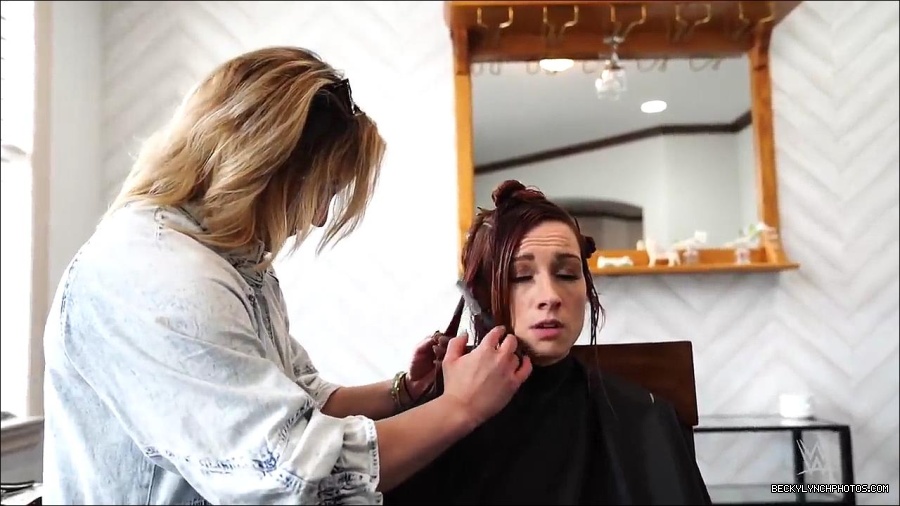 Y2Mate_is_-_Becky_Lynch_reveals_a_new_haircut_ahead_of_WrestleMania_38-n_5lxF-Yd9Y-720p-1655997519877_mp4_000014633.jpg