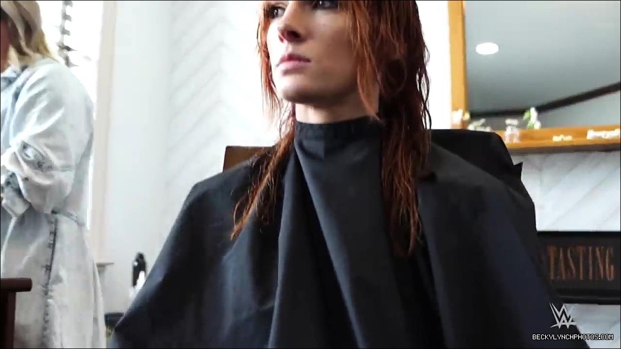 Y2Mate_is_-_Becky_Lynch_reveals_a_new_haircut_ahead_of_WrestleMania_38-n_5lxF-Yd9Y-720p-1655997519877_mp4_000042633.jpg