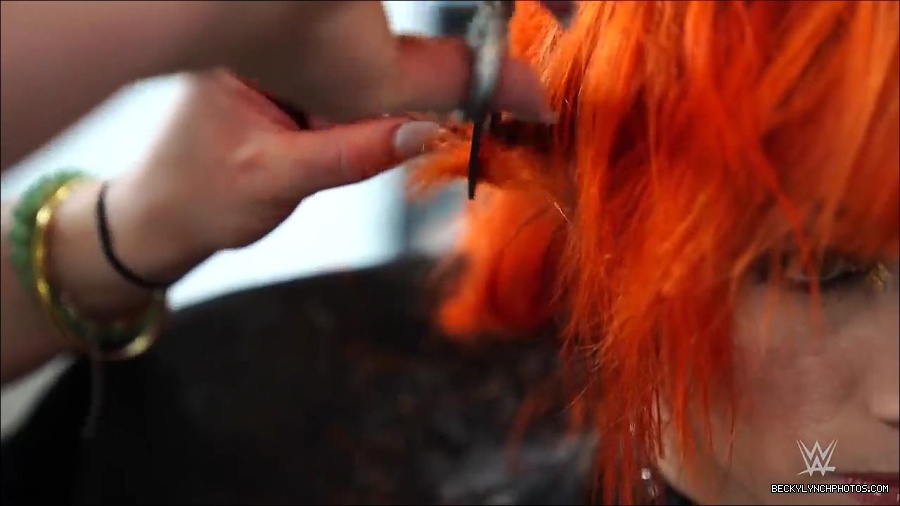 Y2Mate_is_-_Becky_Lynch_reveals_a_new_haircut_ahead_of_WrestleMania_38-n_5lxF-Yd9Y-720p-1655997519877_mp4_000057433.jpg