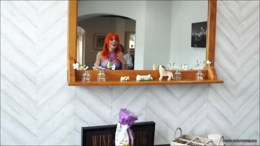 Y2Mate_is_-_Becky_Lynch_reveals_a_new_haircut_ahead_of_WrestleMania_38-n_5lxF-Yd9Y-720p-1655997519877_mp4_000064633.jpg