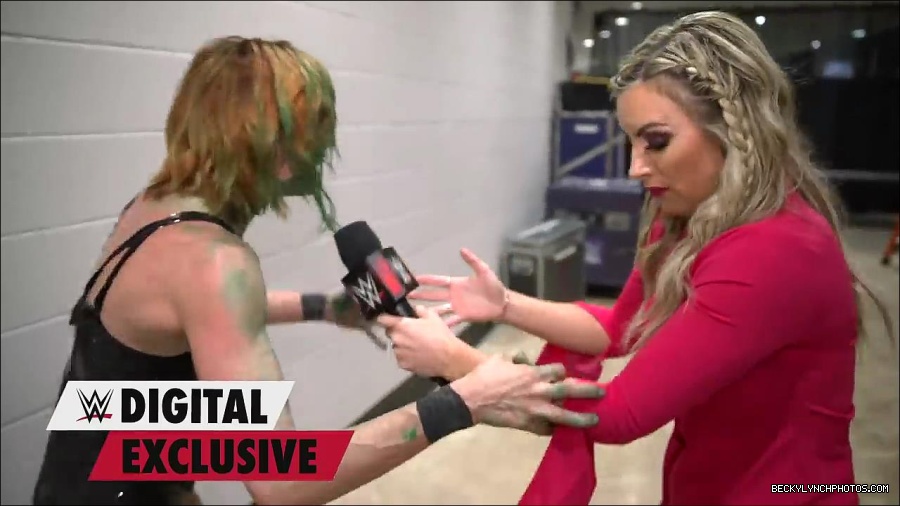 Y2Mate_is_-_Becky_Lynch27s_green_mist_aftermath_Raw_Exclusive2C_May_162C_2022-qxGLMETRT9Y-720p-1655998172701_mp4_000020500.jpg