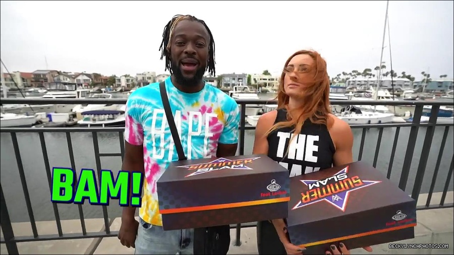 Y2Mate_is_-_Becky_Lynch_and_Kofi_Kingston_s_CUSTOM_CONVERSE_KICKS_at_Comic-Con_201921_I_Just_Love_Kicks__31-DzCWzxnMtU0-720p-1656083286802_mp4_000048400.jpg