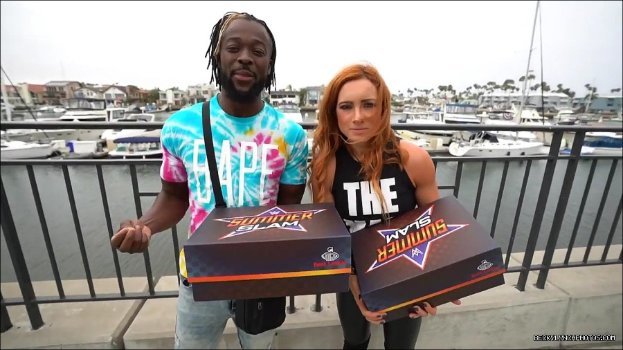 Y2Mate_is_-_Becky_Lynch_and_Kofi_Kingston_s_CUSTOM_CONVERSE_KICKS_at_Comic-Con_201921_I_Just_Love_Kicks__31-DzCWzxnMtU0-720p-1656083286802_mp4_000050400.jpg
