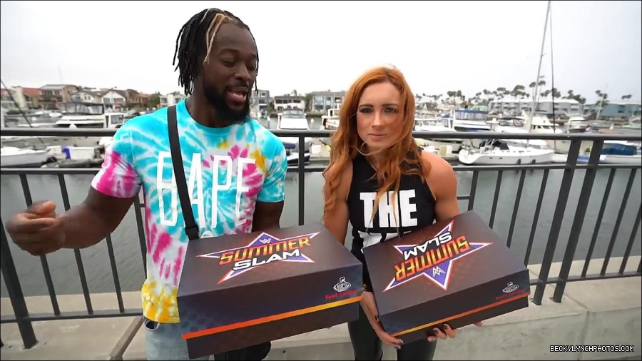 Y2Mate_is_-_Becky_Lynch_and_Kofi_Kingston_s_CUSTOM_CONVERSE_KICKS_at_Comic-Con_201921_I_Just_Love_Kicks__31-DzCWzxnMtU0-720p-1656083286802_mp4_000050800.jpg