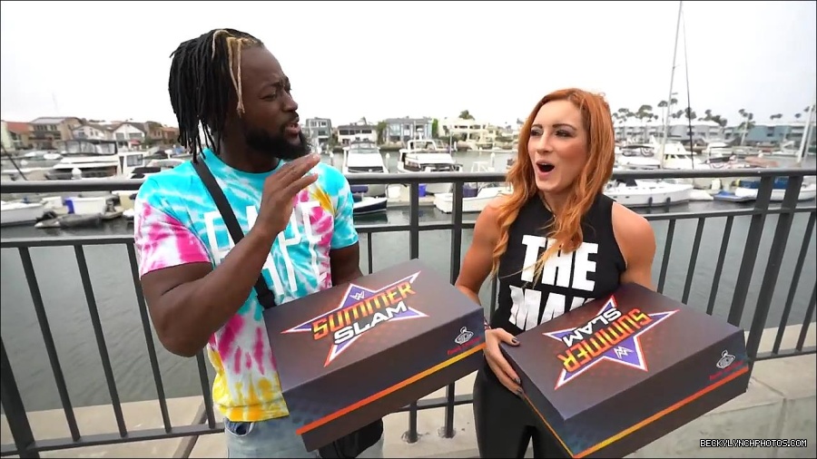 Y2Mate_is_-_Becky_Lynch_and_Kofi_Kingston_s_CUSTOM_CONVERSE_KICKS_at_Comic-Con_201921_I_Just_Love_Kicks__31-DzCWzxnMtU0-720p-1656083286802_mp4_000055600.jpg