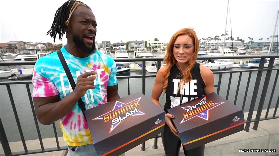 Y2Mate_is_-_Becky_Lynch_and_Kofi_Kingston_s_CUSTOM_CONVERSE_KICKS_at_Comic-Con_201921_I_Just_Love_Kicks__31-DzCWzxnMtU0-720p-1656083286802_mp4_000056400.jpg