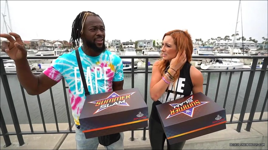 Y2Mate_is_-_Becky_Lynch_and_Kofi_Kingston_s_CUSTOM_CONVERSE_KICKS_at_Comic-Con_201921_I_Just_Love_Kicks__31-DzCWzxnMtU0-720p-1656083286802_mp4_000059200.jpg