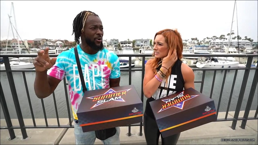 Y2Mate_is_-_Becky_Lynch_and_Kofi_Kingston_s_CUSTOM_CONVERSE_KICKS_at_Comic-Con_201921_I_Just_Love_Kicks__31-DzCWzxnMtU0-720p-1656083286802_mp4_000059600.jpg