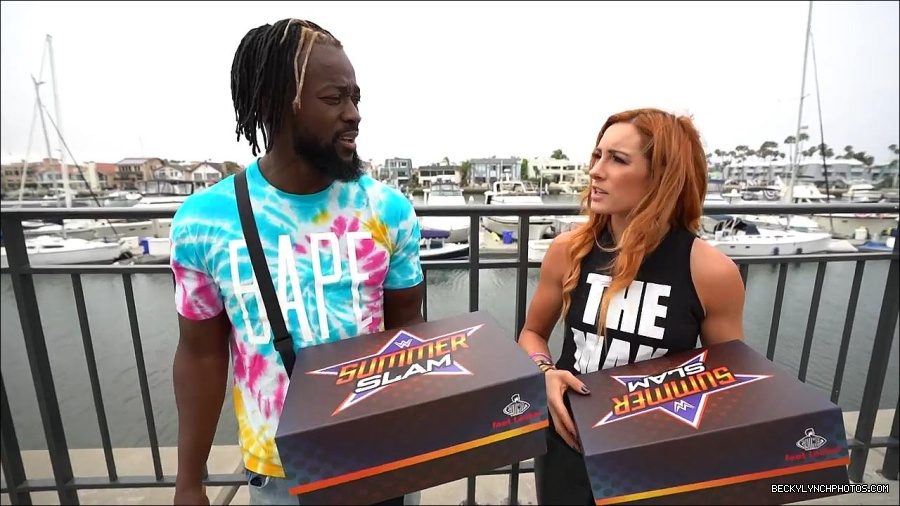 Y2Mate_is_-_Becky_Lynch_and_Kofi_Kingston_s_CUSTOM_CONVERSE_KICKS_at_Comic-Con_201921_I_Just_Love_Kicks__31-DzCWzxnMtU0-720p-1656083286802_mp4_000064800.jpg