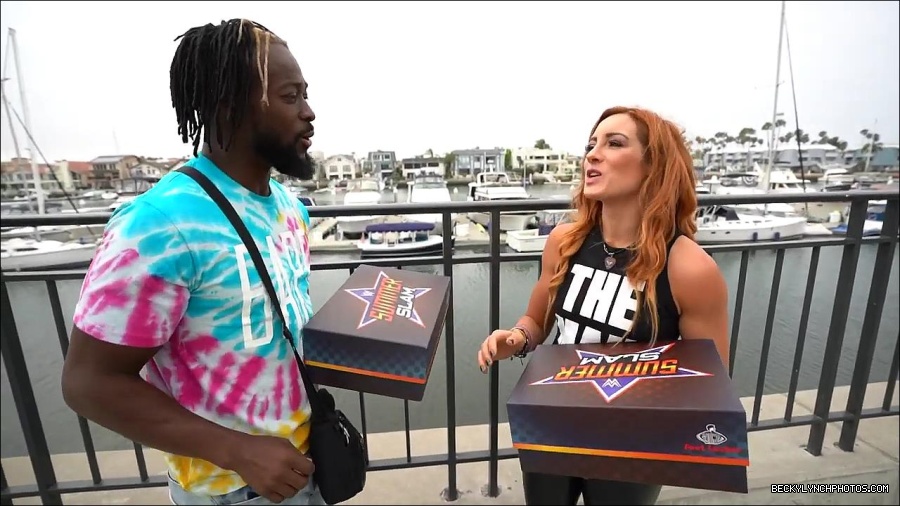 Y2Mate_is_-_Becky_Lynch_and_Kofi_Kingston_s_CUSTOM_CONVERSE_KICKS_at_Comic-Con_201921_I_Just_Love_Kicks__31-DzCWzxnMtU0-720p-1656083286802_mp4_000071200.jpg