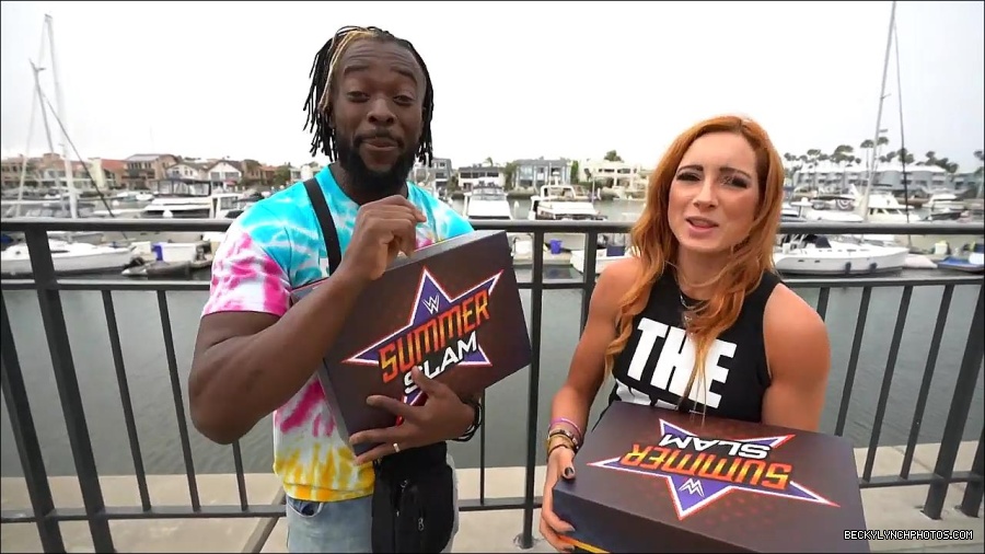 Y2Mate_is_-_Becky_Lynch_and_Kofi_Kingston_s_CUSTOM_CONVERSE_KICKS_at_Comic-Con_201921_I_Just_Love_Kicks__31-DzCWzxnMtU0-720p-1656083286802_mp4_000079200.jpg