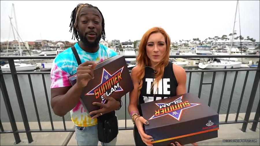 Y2Mate_is_-_Becky_Lynch_and_Kofi_Kingston_s_CUSTOM_CONVERSE_KICKS_at_Comic-Con_201921_I_Just_Love_Kicks__31-DzCWzxnMtU0-720p-1656083286802_mp4_000080400.jpg