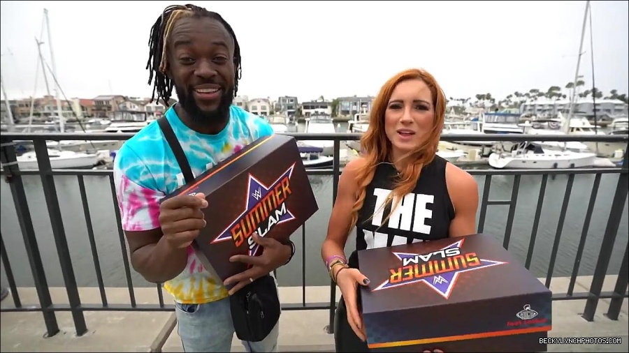 Y2Mate_is_-_Becky_Lynch_and_Kofi_Kingston_s_CUSTOM_CONVERSE_KICKS_at_Comic-Con_201921_I_Just_Love_Kicks__31-DzCWzxnMtU0-720p-1656083286802_mp4_000081200.jpg