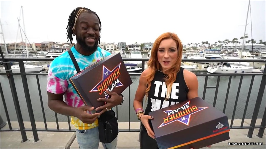 Y2Mate_is_-_Becky_Lynch_and_Kofi_Kingston_s_CUSTOM_CONVERSE_KICKS_at_Comic-Con_201921_I_Just_Love_Kicks__31-DzCWzxnMtU0-720p-1656083286802_mp4_000082800.jpg