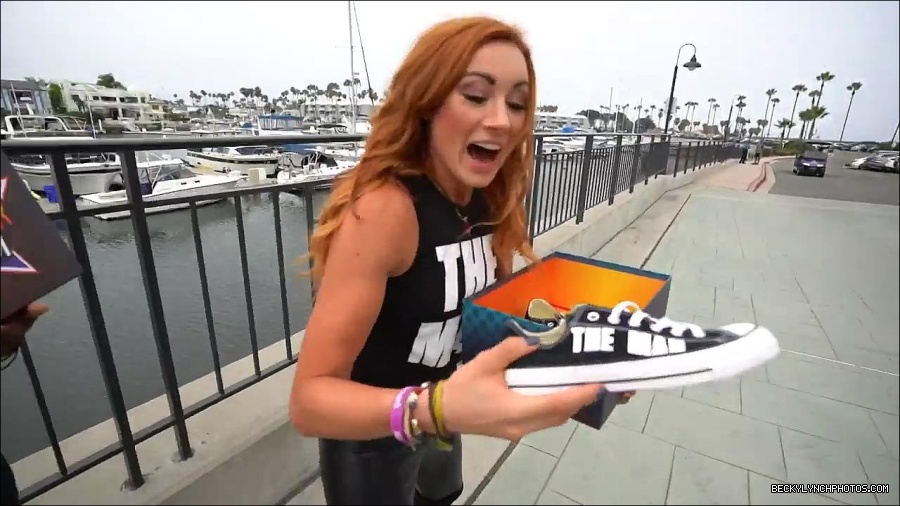 Y2Mate_is_-_Becky_Lynch_and_Kofi_Kingston_s_CUSTOM_CONVERSE_KICKS_at_Comic-Con_201921_I_Just_Love_Kicks__31-DzCWzxnMtU0-720p-1656083286802_mp4_000097200.jpg