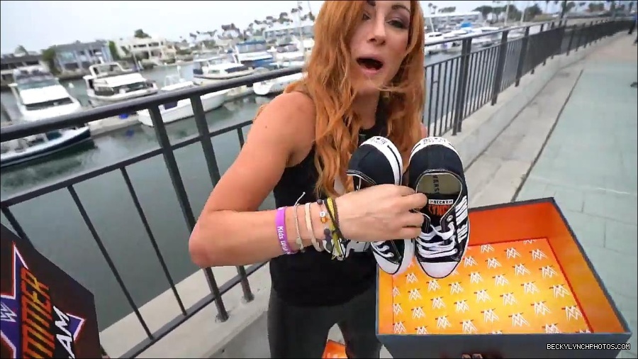 Y2Mate_is_-_Becky_Lynch_and_Kofi_Kingston_s_CUSTOM_CONVERSE_KICKS_at_Comic-Con_201921_I_Just_Love_Kicks__31-DzCWzxnMtU0-720p-1656083286802_mp4_000102400.jpg