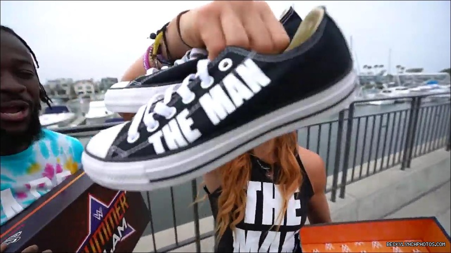 Y2Mate_is_-_Becky_Lynch_and_Kofi_Kingston_s_CUSTOM_CONVERSE_KICKS_at_Comic-Con_201921_I_Just_Love_Kicks__31-DzCWzxnMtU0-720p-1656083286802_mp4_000103600.jpg