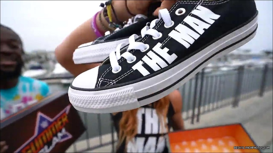 Y2Mate_is_-_Becky_Lynch_and_Kofi_Kingston_s_CUSTOM_CONVERSE_KICKS_at_Comic-Con_201921_I_Just_Love_Kicks__31-DzCWzxnMtU0-720p-1656083286802_mp4_000104400.jpg