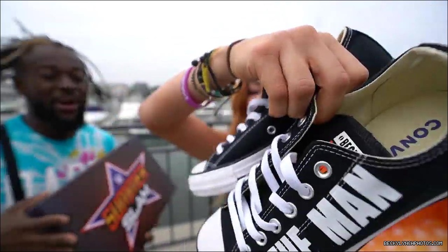 Y2Mate_is_-_Becky_Lynch_and_Kofi_Kingston_s_CUSTOM_CONVERSE_KICKS_at_Comic-Con_201921_I_Just_Love_Kicks__31-DzCWzxnMtU0-720p-1656083286802_mp4_000104800.jpg