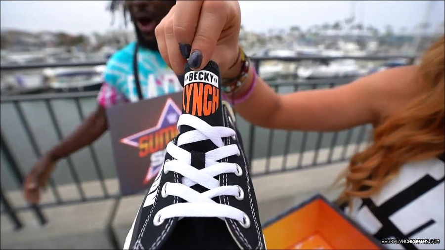 Y2Mate_is_-_Becky_Lynch_and_Kofi_Kingston_s_CUSTOM_CONVERSE_KICKS_at_Comic-Con_201921_I_Just_Love_Kicks__31-DzCWzxnMtU0-720p-1656083286802_mp4_000120400.jpg