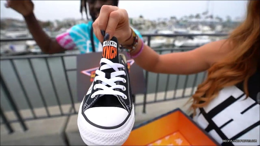 Y2Mate_is_-_Becky_Lynch_and_Kofi_Kingston_s_CUSTOM_CONVERSE_KICKS_at_Comic-Con_201921_I_Just_Love_Kicks__31-DzCWzxnMtU0-720p-1656083286802_mp4_000120800.jpg