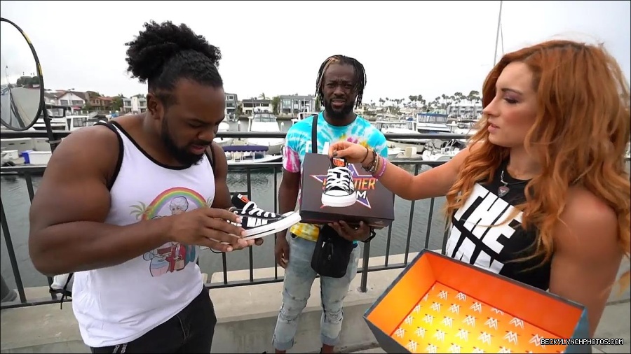 Y2Mate_is_-_Becky_Lynch_and_Kofi_Kingston_s_CUSTOM_CONVERSE_KICKS_at_Comic-Con_201921_I_Just_Love_Kicks__31-DzCWzxnMtU0-720p-1656083286802_mp4_000128400.jpg