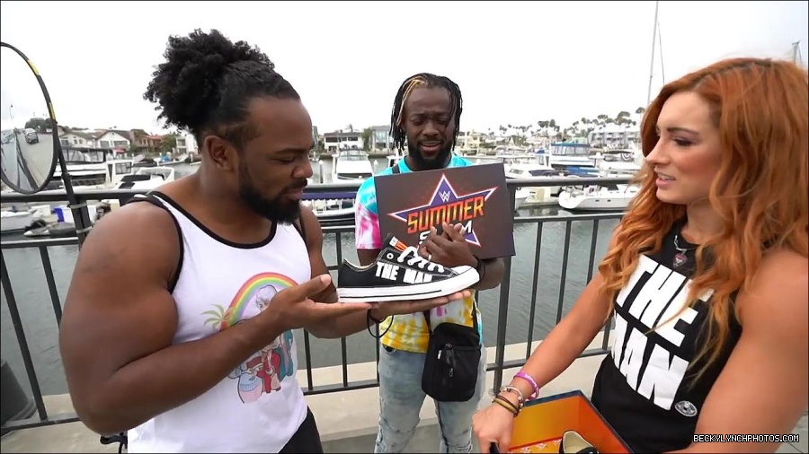Y2Mate_is_-_Becky_Lynch_and_Kofi_Kingston_s_CUSTOM_CONVERSE_KICKS_at_Comic-Con_201921_I_Just_Love_Kicks__31-DzCWzxnMtU0-720p-1656083286802_mp4_000136400.jpg