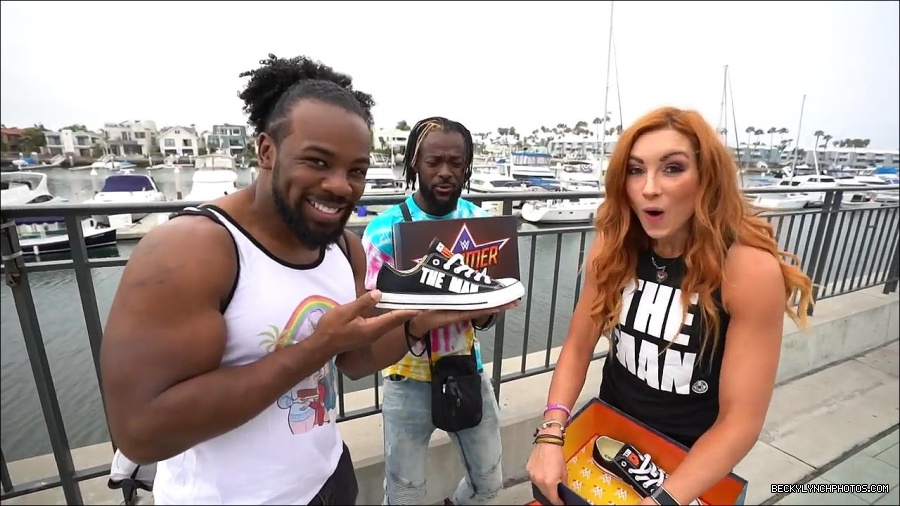 Y2Mate_is_-_Becky_Lynch_and_Kofi_Kingston_s_CUSTOM_CONVERSE_KICKS_at_Comic-Con_201921_I_Just_Love_Kicks__31-DzCWzxnMtU0-720p-1656083286802_mp4_000140400.jpg