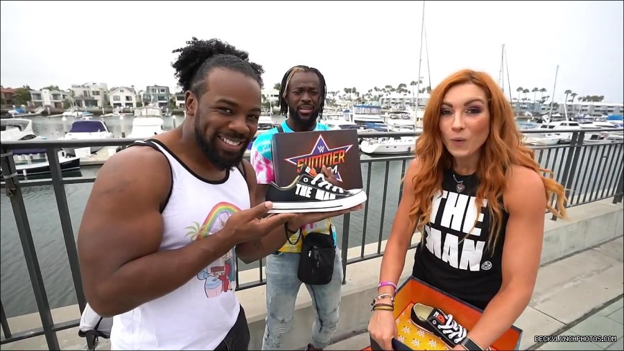 Y2Mate_is_-_Becky_Lynch_and_Kofi_Kingston_s_CUSTOM_CONVERSE_KICKS_at_Comic-Con_201921_I_Just_Love_Kicks__31-DzCWzxnMtU0-720p-1656083286802_mp4_000140800.jpg