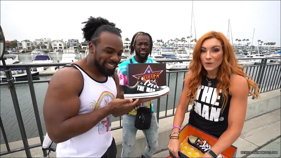 Y2Mate_is_-_Becky_Lynch_and_Kofi_Kingston_s_CUSTOM_CONVERSE_KICKS_at_Comic-Con_201921_I_Just_Love_Kicks__31-DzCWzxnMtU0-720p-1656083286802_mp4_000141200.jpg
