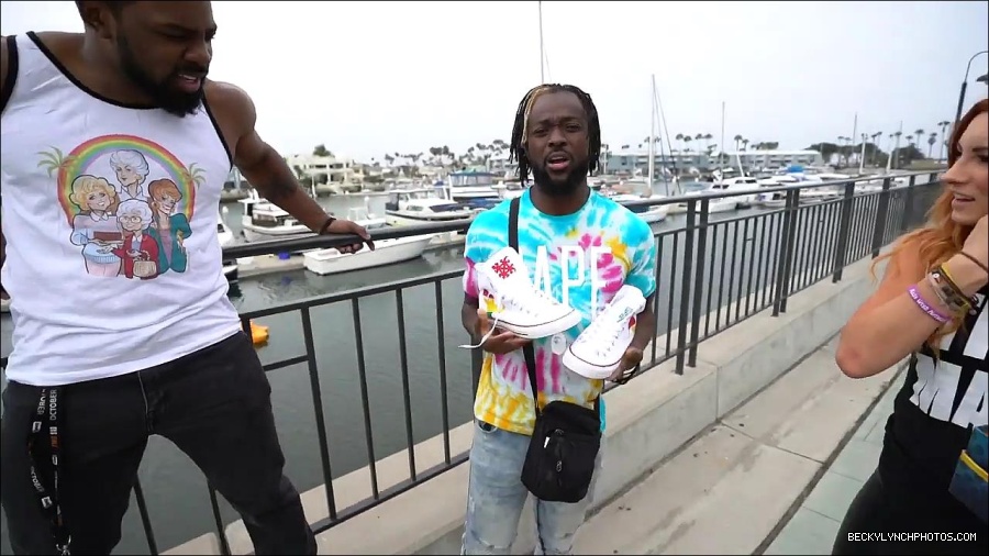 Y2Mate_is_-_Becky_Lynch_and_Kofi_Kingston_s_CUSTOM_CONVERSE_KICKS_at_Comic-Con_201921_I_Just_Love_Kicks__31-DzCWzxnMtU0-720p-1656083286802_mp4_000209166.jpg