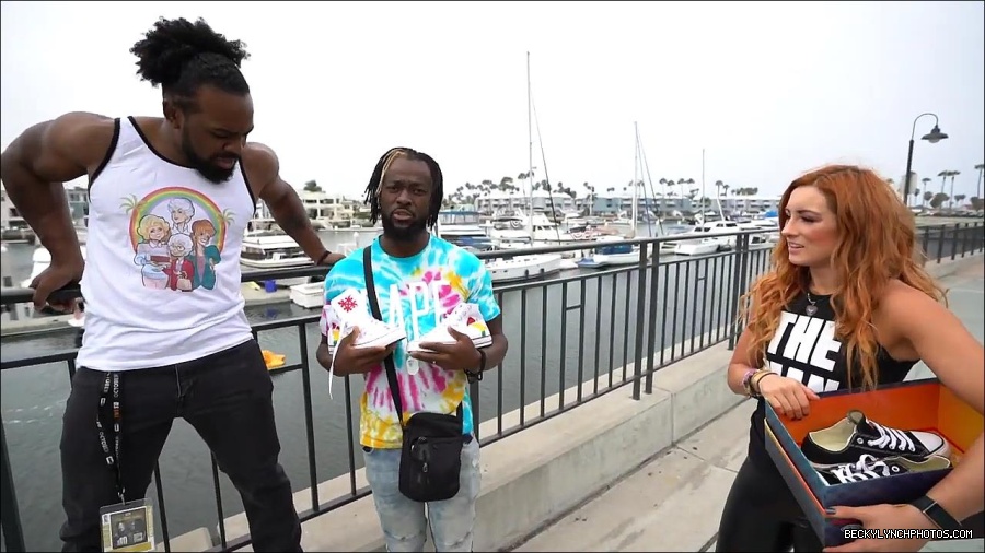 Y2Mate_is_-_Becky_Lynch_and_Kofi_Kingston_s_CUSTOM_CONVERSE_KICKS_at_Comic-Con_201921_I_Just_Love_Kicks__31-DzCWzxnMtU0-720p-1656083286802_mp4_000211166.jpg