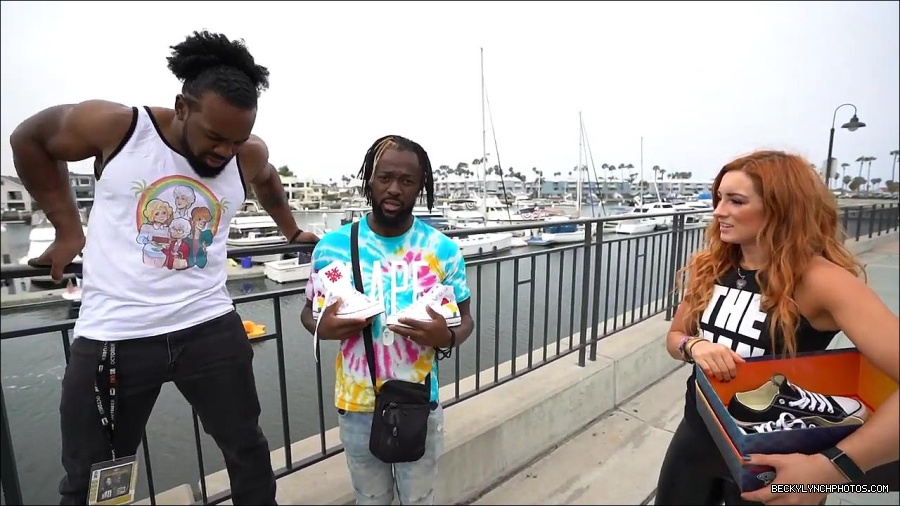 Y2Mate_is_-_Becky_Lynch_and_Kofi_Kingston_s_CUSTOM_CONVERSE_KICKS_at_Comic-Con_201921_I_Just_Love_Kicks__31-DzCWzxnMtU0-720p-1656083286802_mp4_000211566.jpg