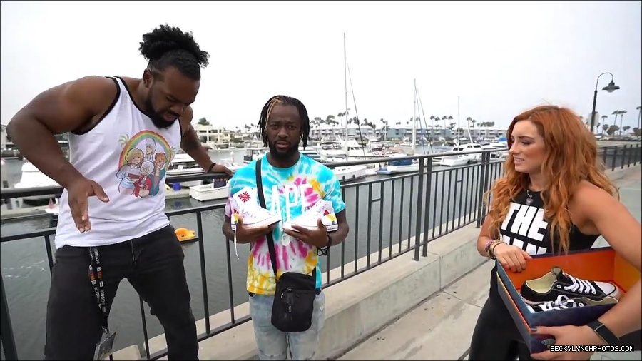 Y2Mate_is_-_Becky_Lynch_and_Kofi_Kingston_s_CUSTOM_CONVERSE_KICKS_at_Comic-Con_201921_I_Just_Love_Kicks__31-DzCWzxnMtU0-720p-1656083286802_mp4_000211966.jpg