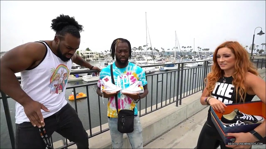 Y2Mate_is_-_Becky_Lynch_and_Kofi_Kingston_s_CUSTOM_CONVERSE_KICKS_at_Comic-Con_201921_I_Just_Love_Kicks__31-DzCWzxnMtU0-720p-1656083286802_mp4_000212366.jpg