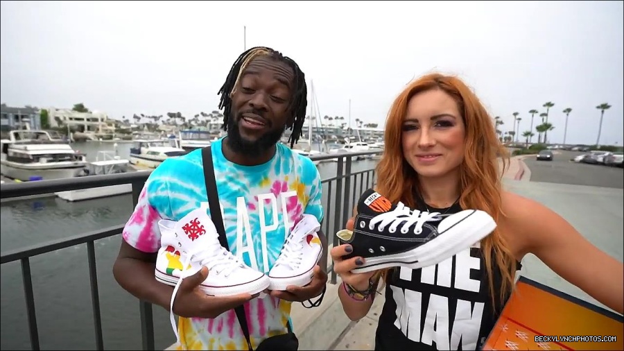 Y2Mate_is_-_Becky_Lynch_and_Kofi_Kingston_s_CUSTOM_CONVERSE_KICKS_at_Comic-Con_201921_I_Just_Love_Kicks__31-DzCWzxnMtU0-720p-1656083286802_mp4_000223566.jpg