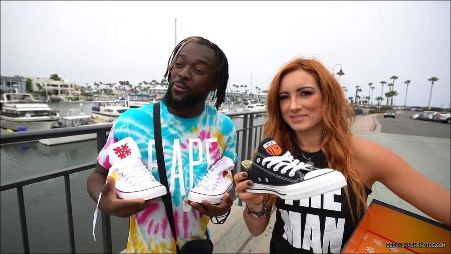 Y2Mate_is_-_Becky_Lynch_and_Kofi_Kingston_s_CUSTOM_CONVERSE_KICKS_at_Comic-Con_201921_I_Just_Love_Kicks__31-DzCWzxnMtU0-720p-1656083286802_mp4_000224366.jpg