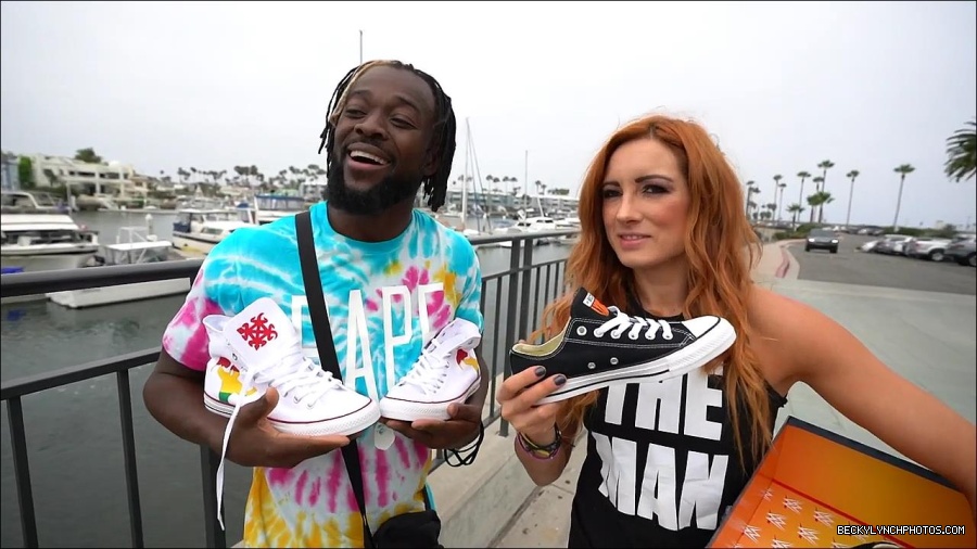Y2Mate_is_-_Becky_Lynch_and_Kofi_Kingston_s_CUSTOM_CONVERSE_KICKS_at_Comic-Con_201921_I_Just_Love_Kicks__31-DzCWzxnMtU0-720p-1656083286802_mp4_000226766.jpg
