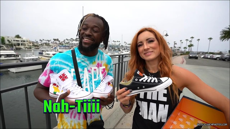 Y2Mate_is_-_Becky_Lynch_and_Kofi_Kingston_s_CUSTOM_CONVERSE_KICKS_at_Comic-Con_201921_I_Just_Love_Kicks__31-DzCWzxnMtU0-720p-1656083286802_mp4_000227966.jpg