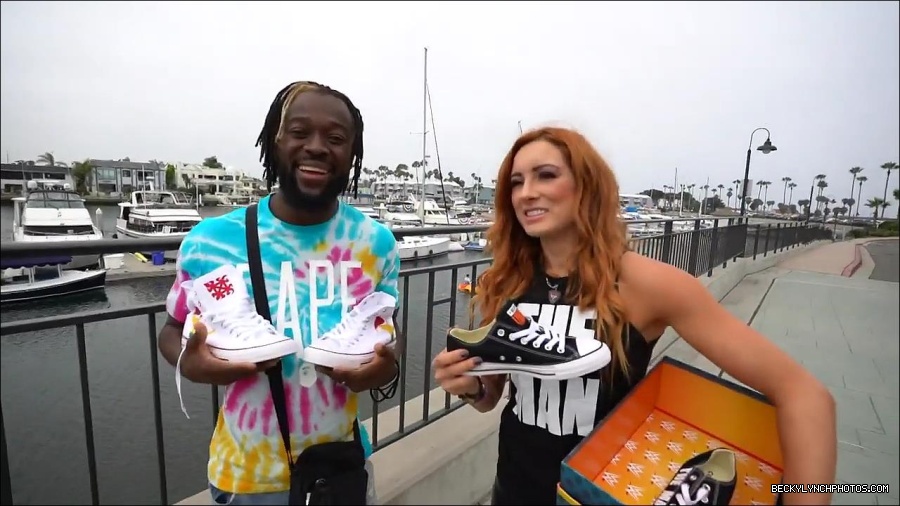 Y2Mate_is_-_Becky_Lynch_and_Kofi_Kingston_s_CUSTOM_CONVERSE_KICKS_at_Comic-Con_201921_I_Just_Love_Kicks__31-DzCWzxnMtU0-720p-1656083286802_mp4_000242766.jpg