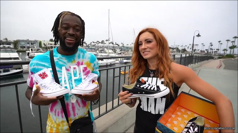 Y2Mate_is_-_Becky_Lynch_and_Kofi_Kingston_s_CUSTOM_CONVERSE_KICKS_at_Comic-Con_201921_I_Just_Love_Kicks__31-DzCWzxnMtU0-720p-1656083286802_mp4_000243166.jpg