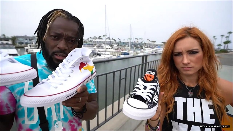 Y2Mate_is_-_Becky_Lynch_and_Kofi_Kingston_s_CUSTOM_CONVERSE_KICKS_at_Comic-Con_201921_I_Just_Love_Kicks__31-DzCWzxnMtU0-720p-1656083286802_mp4_000258366.jpg