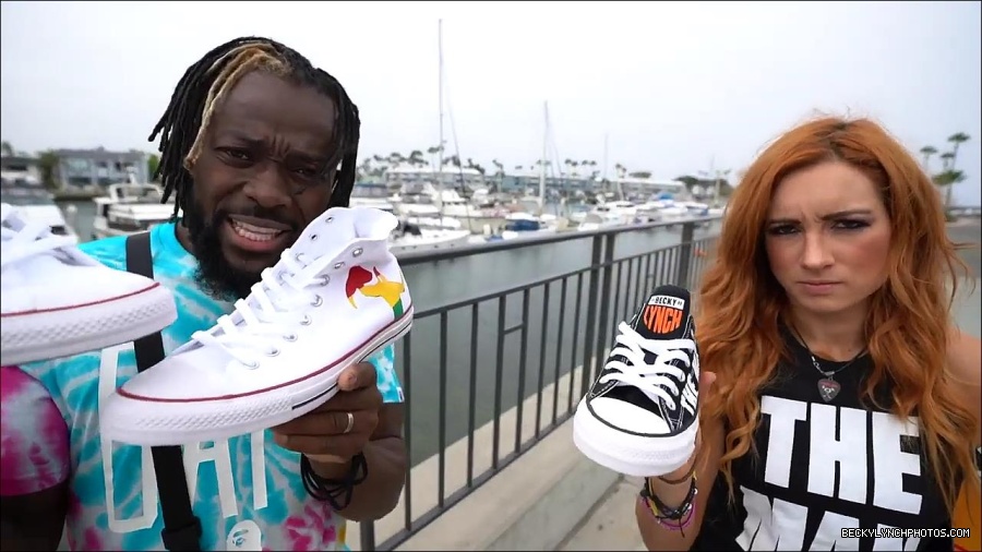 Y2Mate_is_-_Becky_Lynch_and_Kofi_Kingston_s_CUSTOM_CONVERSE_KICKS_at_Comic-Con_201921_I_Just_Love_Kicks__31-DzCWzxnMtU0-720p-1656083286802_mp4_000258766.jpg