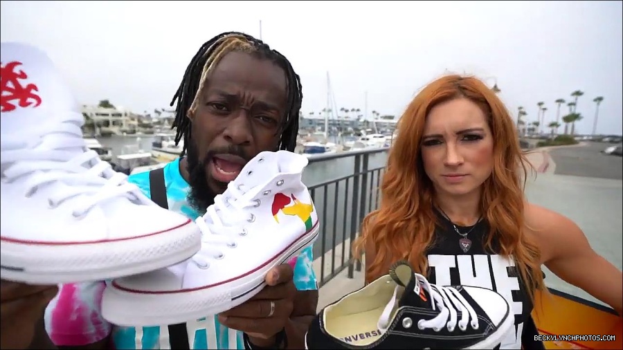 Y2Mate_is_-_Becky_Lynch_and_Kofi_Kingston_s_CUSTOM_CONVERSE_KICKS_at_Comic-Con_201921_I_Just_Love_Kicks__31-DzCWzxnMtU0-720p-1656083286802_mp4_000259966.jpg