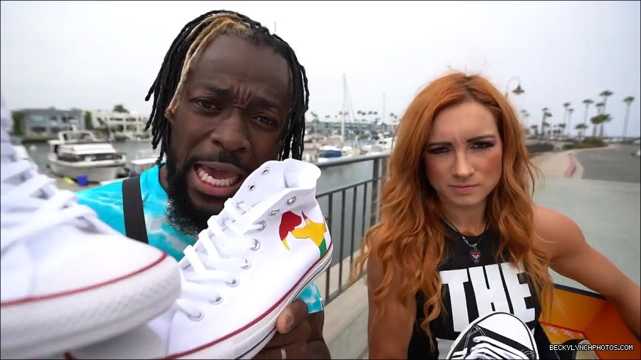 Y2Mate_is_-_Becky_Lynch_and_Kofi_Kingston_s_CUSTOM_CONVERSE_KICKS_at_Comic-Con_201921_I_Just_Love_Kicks__31-DzCWzxnMtU0-720p-1656083286802_mp4_000260366.jpg