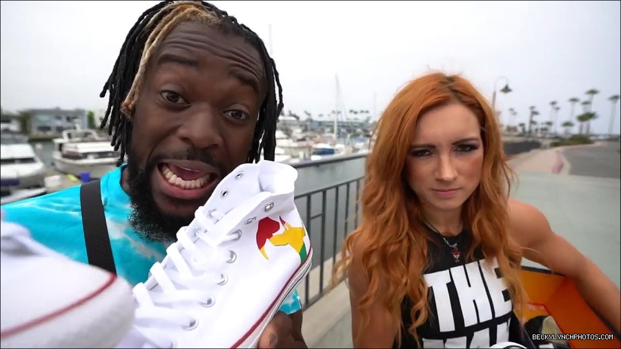 Y2Mate_is_-_Becky_Lynch_and_Kofi_Kingston_s_CUSTOM_CONVERSE_KICKS_at_Comic-Con_201921_I_Just_Love_Kicks__31-DzCWzxnMtU0-720p-1656083286802_mp4_000260766.jpg